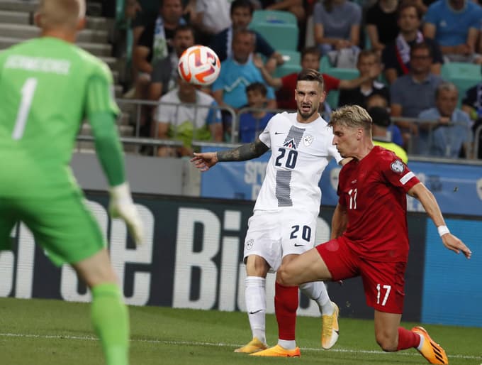 epa10700716 Petar Stojanovic (L) of Slovenia in action against Jens Stryger of Denmark during the UEFA European Qualifiers, Group H, soccer match between Slovenia and Denmark in Ljubljana, Slovenia, 19 June 2023. EPA/ANTONIO BAT
