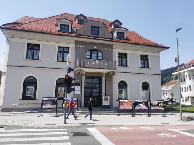Kulturni domovi - na posnetku je Kulturni dom Slovenj Gradec - ostajajo najpogostejša prizorišča kulturnih dogodkov.