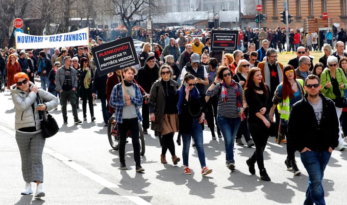(FOTO in VIDEO) Hrvaškim novinarjem prekipelo: Ugrabili ste medije, novinarstva ne damo!