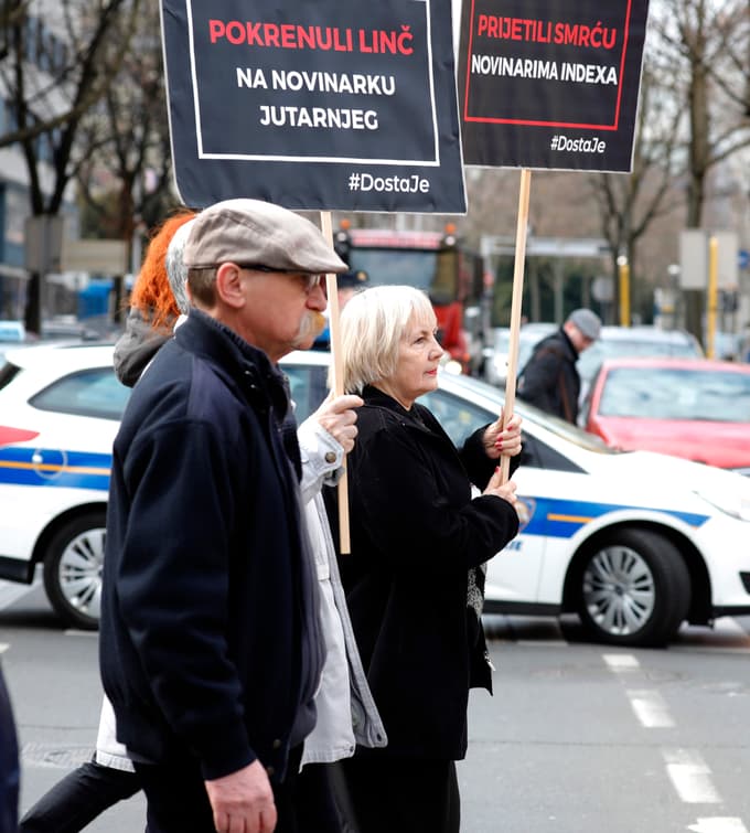 (FOTO in VIDEO) Hrvaškim novinarjem prekipelo: Ugrabili ste medije, novinarstva ne damo!