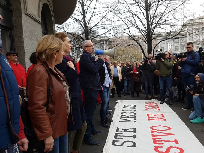 Predsednik hrvaškega novinarskega društva Hrvoje Zovko z megafonom.