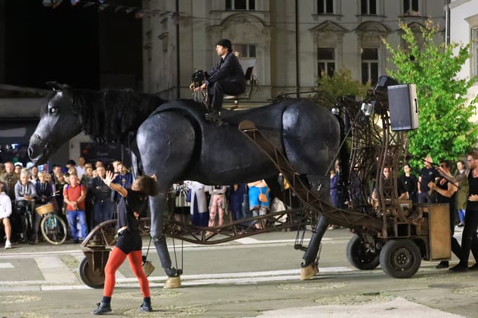 (FOTO in VIDEO) Ulično gledališče Ana desetnica na Lentu: Ples s konjem