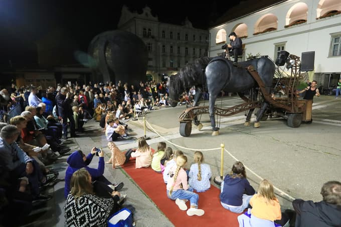 (FOTO in VIDEO) Ulično gledališče Ana desetnica na Lentu: Ples s konjem