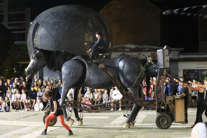 (FOTO in VIDEO) Ulično gledališče Ana desetnica na Lentu: Ples s konjem