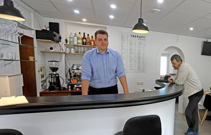 (FOTO) Najmlajši mariborski svetnik odprl lokal pri medicinski fakulteti, na kavo bodo tiskali slike