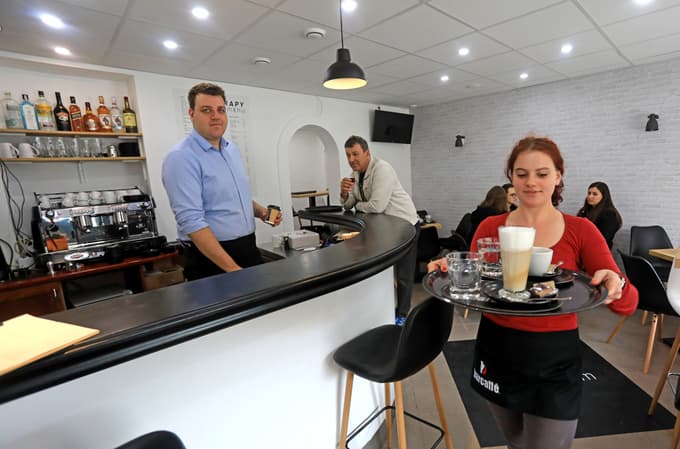 (FOTO) Najmlajši mariborski svetnik odprl lokal pri medicinski fakulteti, na kavo bodo tiskali slike
