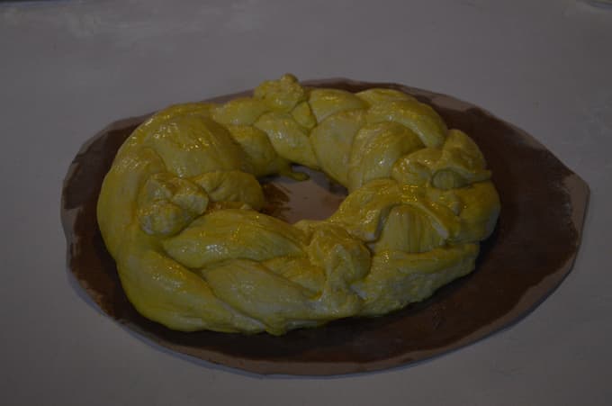 Za veliko noč se peče kruh s križem