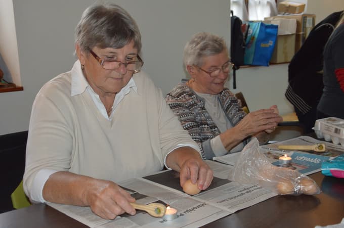 Etnologinja Mateja Huber je udeležencem delavnice predstavila barvanje jajc s tehniko batik.