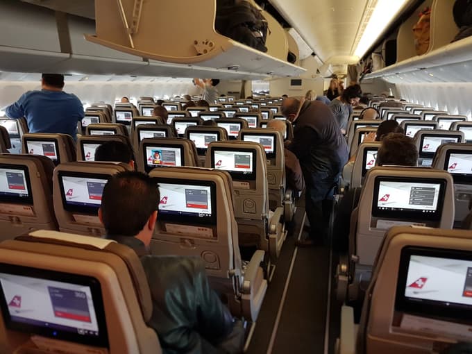 Primerjava bližnjih letališč: Katere povezave ponujajo in kako pogosto