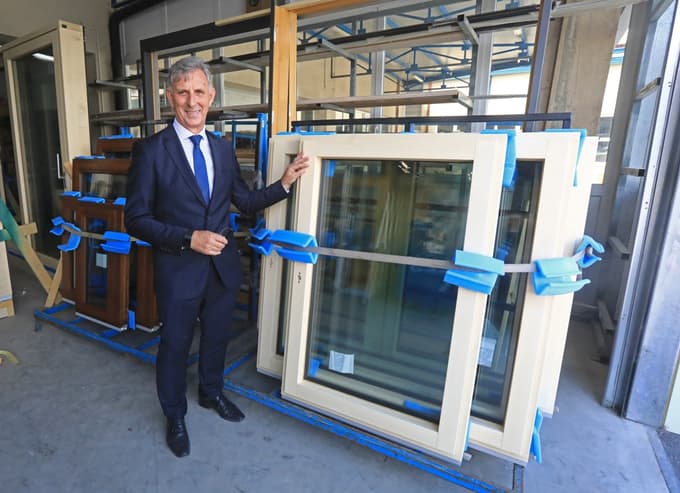 V AJM sledijo tudi robotizaciji in avtomatizaciji proizvodnje, nazadnje so investirali 1,8 milijona evrov v novi robotizirani liniji za proizvodnjo PVC-oken.