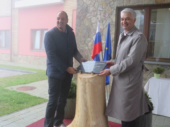 Bernd Bayerköhler in Boris Podvršnik sta zaradi slabega vremena temeljni kamen začasno položila kar pred hotelom.