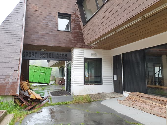 (FOTO) Pričela se je sanacija hotela Areh, v takšnem stanju je objekt sedaj