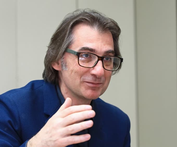 "Zdaj naša družina šteje 29 igralcev. Moj prvi vtis je, da je to ansambel, ki komaj čaka, da se loti dela. Moja naloga je, da to pametno izkoristim," meni Aleksandar Popovski.