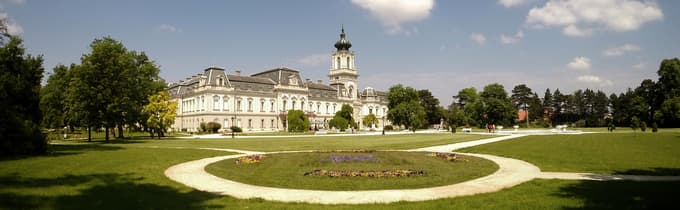 Mesto Kostel (Keszthely) se ponaša z neobaročnim dvorcem madžarske plemiške družine Festetics, obdanim s številnimi parki.