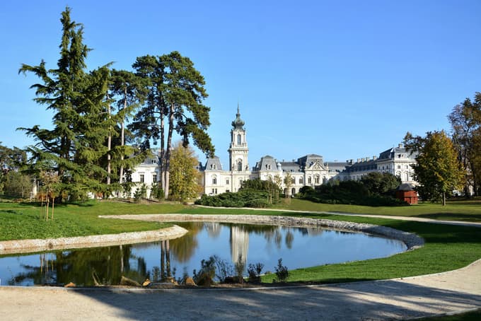 V dvorcu plemiške družine Festetics ne manjka velika knjižnica, v kateri hranijo zbirko knjig s fondom okrog 85.000 primerkov.