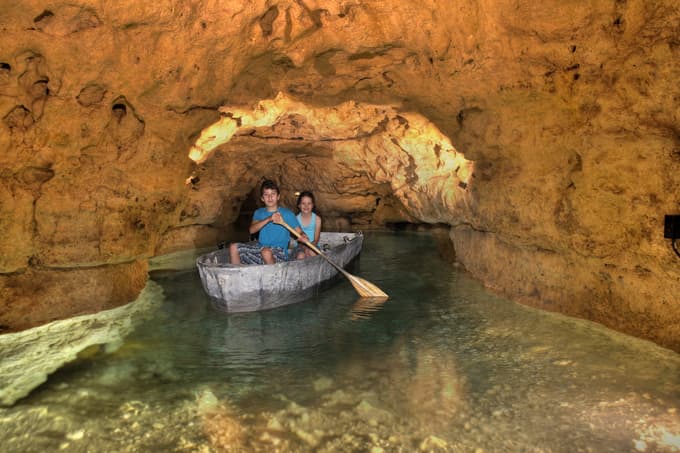 Ogled mesta Tapolca vam bo ostal v spominu zlasti, če si boste ogledali edinstveni jamski sistem s podzemnim jezerom. Njegove lepote boste lahko spoznavali, če boste najeli čoln in se popeljali po modrikasti vodi jezera.