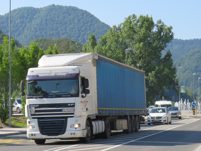 Predvsem mnogi tovornjakarji Celje uporabijo za bližnjico do Novega mesta. Omejitve nosilnosti nihče ne upošteva. 