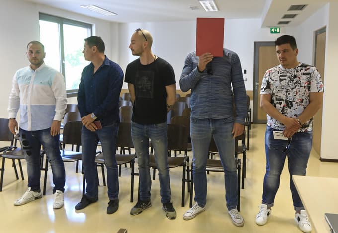 Peterica še obtoženih vztraja, da se tistega jutra z nikomer ni pretepala.