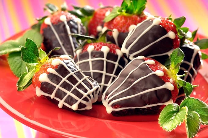Rdeče zapeljivke v čokoladni obleki
