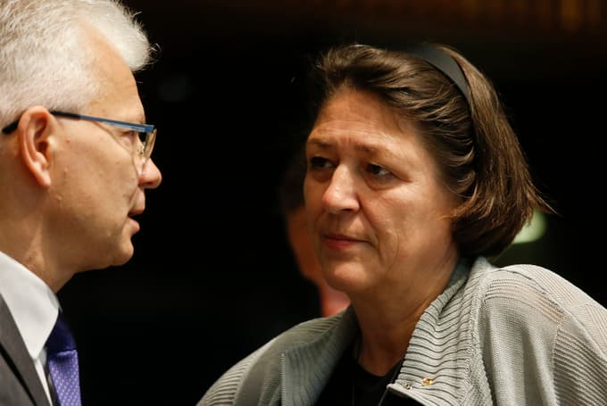 Violeta Bulc je že pri izhodnih vratih lestvic priljubljenosti.