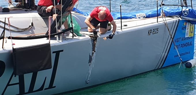 Potem ko so videli poškodbo na boku jadrnice, so razmišljali samo še o tem, kako jadrnico obvarovati pred potopitvijo.