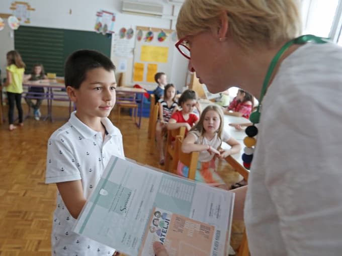 Učiteljica Polona Legvart je prav vsakemu učencu namenila vzpodbudne besede za naprej.