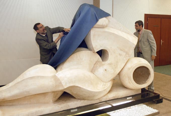 Leta 2006 je Gaberi Fakulteti za gradbenistvo podaril skulpturo Mati