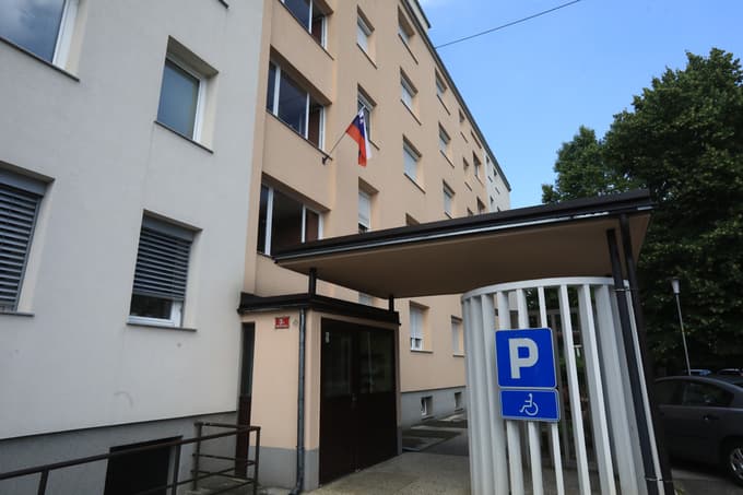 Kaj ti pomaga klančina do vrat, če ne moreš iz stanovanja