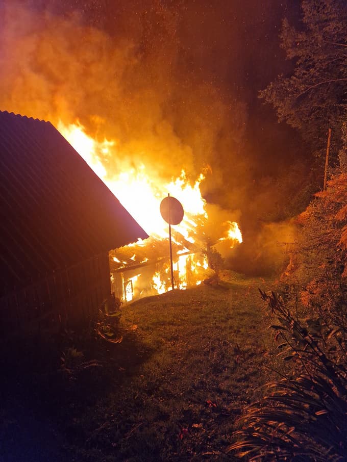 (FOTO in VIDEO) V Podvelki ponoči zgorela hiša, iz katere so se rešile štiri osebe. Gasilci česa takšnega ne pomnijo