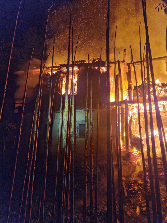 (FOTO in VIDEO) V Podvelki ponoči zgorela hiša, iz katere so se rešile štiri osebe. Gasilci česa takšnega ne pomnijo