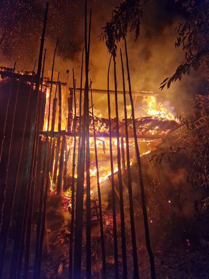 (FOTO in VIDEO) V Podvelki ponoči zgorela hiša, iz katere so se rešile štiri osebe. Gasilci česa takšnega ne pomnijo