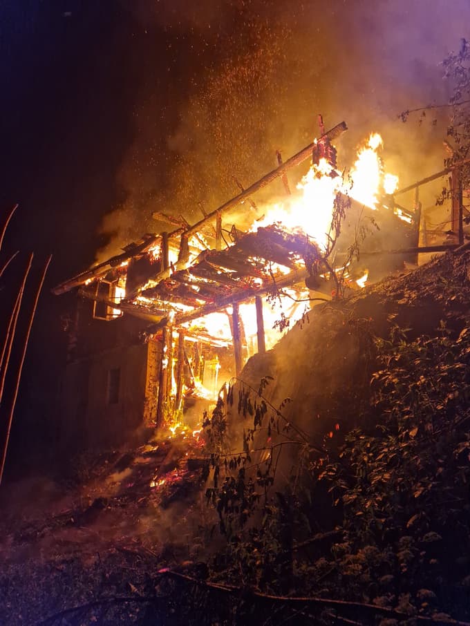 (FOTO in VIDEO) V Podvelki ponoči zgorela hiša, iz katere so se rešile štiri osebe. Gasilci česa takšnega ne pomnijo