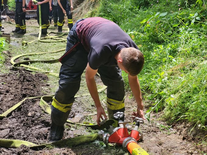 (FOTO in VIDEO) V Podvelki ponoči zgorela hiša, iz katere so se rešile štiri osebe. Gasilci česa takšnega ne pomnijo