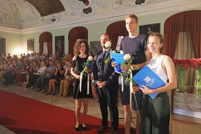 Ravnatelj Prve gimnazije Maribor Herman Pušnik s tremi zlatimi maturanti od petih (Tjaša Šimonić, Nik Rebol in Lana Podlesnik) na svečani podelitvi maturitetnih spričeval v Viteški dvorani Pokrajinskega muzeja Maribor
