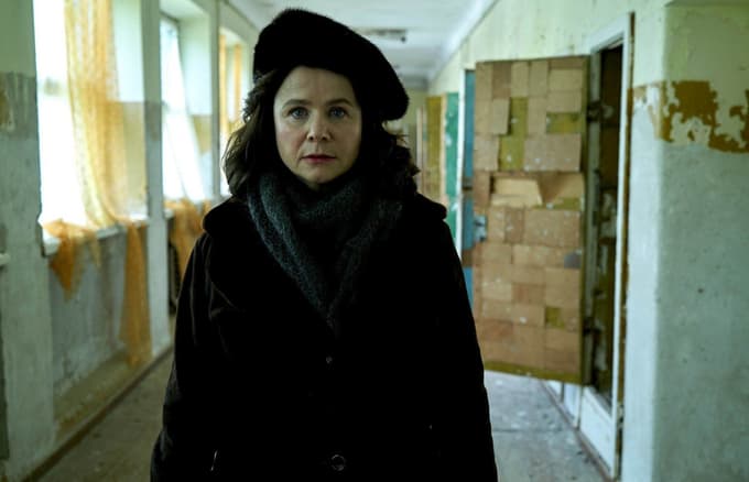 Emily Watson v seriji Černobil.