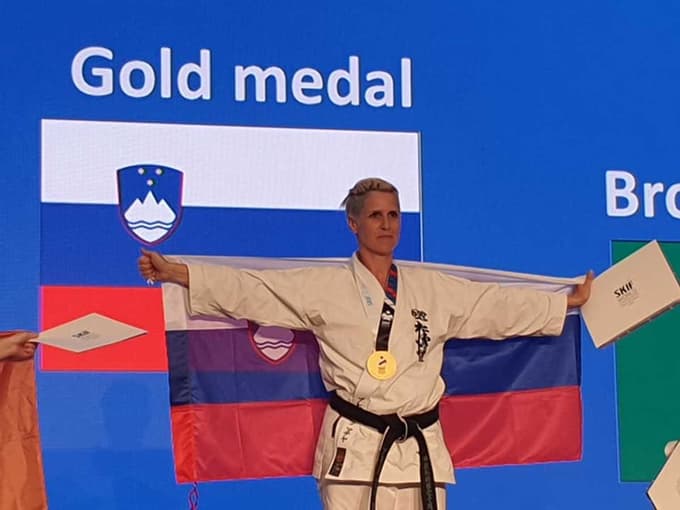 Mateja Breznik se je v Pragi veselila naslova veteranske svetovne prvakinje v katah.