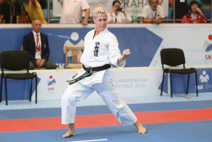 Mateja Breznik med izvajanjem kate na svetovnem prvenstvu.