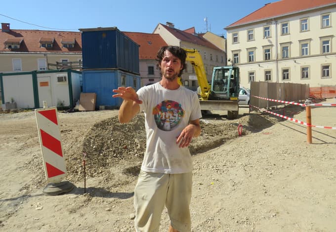 Arheolog Ahac Šinkovec med vodenim ogledom arheoloških del na ptujski tržnici