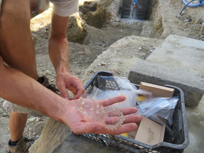 Na dnu poznosrednjeveškega vodnjaka so arheologi odkrili stekleno čašo ježevko iz 13. ali 14. stoletja.