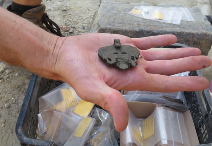 Med najdbami je veliko kovancev in nakita.