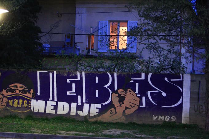 Grafit Jebeš medije.