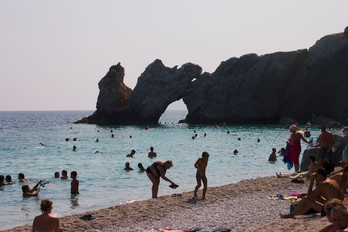 Zaostrili so ukrepe: Grčija, kjer dopustuje veliko Slovencev, tudi formalno vstopila v drugi val epidemije