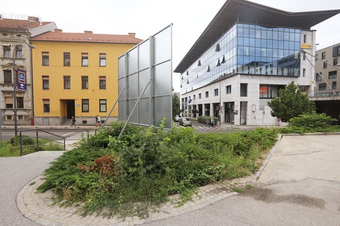 Zadnji dan v mesecu bodo bankomati verjetno najbolj obiskani, zato skušajte obisk preložiti. V vsakem primeru upoštevajte varnostno razdaljo vsaj 1,5 metra do drugih ljudi.