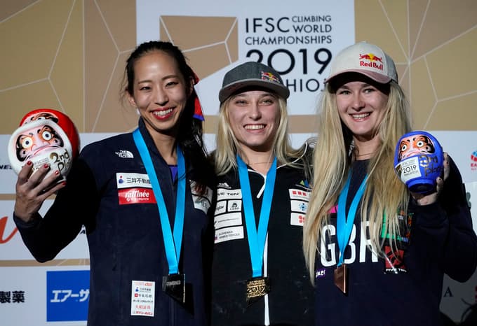Akiyo Noguchi (levo), Janja Garnbret (v sredini) of in Shauna Coxsey (desno).