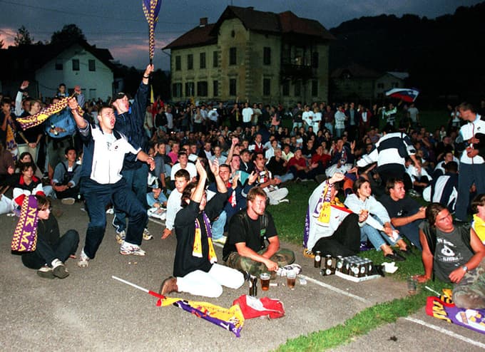 Številni, ki so ostali brez vstopnic, so tekmo proti Lyonu spremljali na videozidu na bližnjem igrišču Partizana.