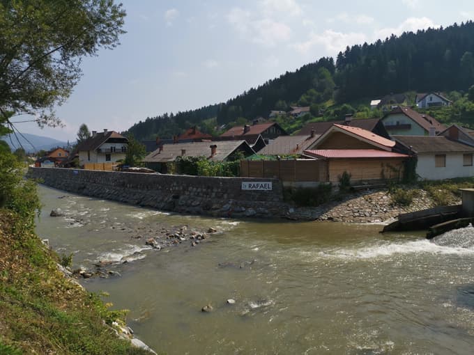Slovesnost je potekala pri izlivu Leškega potoka.