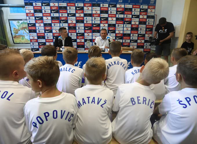 Morda se je med nadobudneži na OŠ bratov Polančičev skrival kakšen bodoči reprezentant, a v Stožicah bo selektor računal na preizkušena imena.