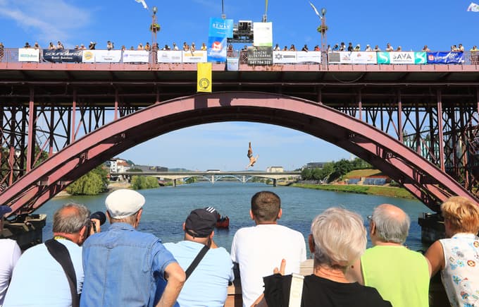 (FOTO) V Dravo bodo skakali z Glavnega mostu