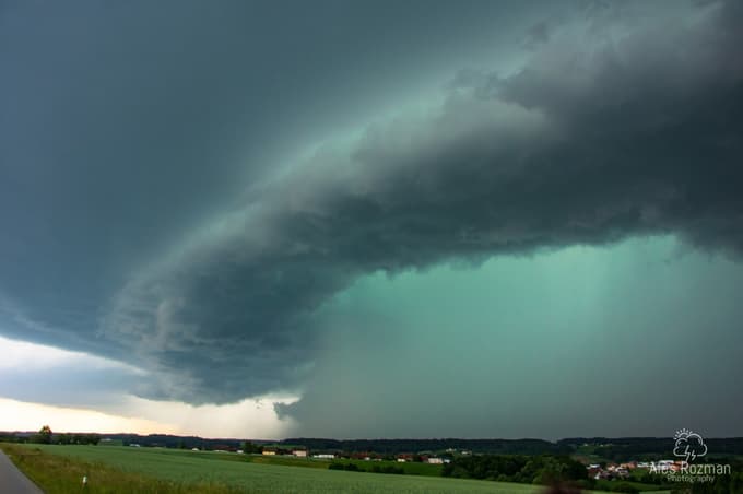 Padavinska zavesa na robu nevihte. 