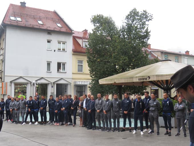 Članska ekipa, igralci in stroka ob odprtju razstave ob 100-letnici nogometnega kluba